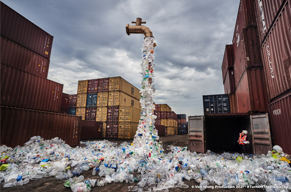 Nghệ sĩ Benjamin Von Wong: Thông điệp mạnh mẽ về rác thải nhựa qua Turn off the plastic tap - Ảnh 2.