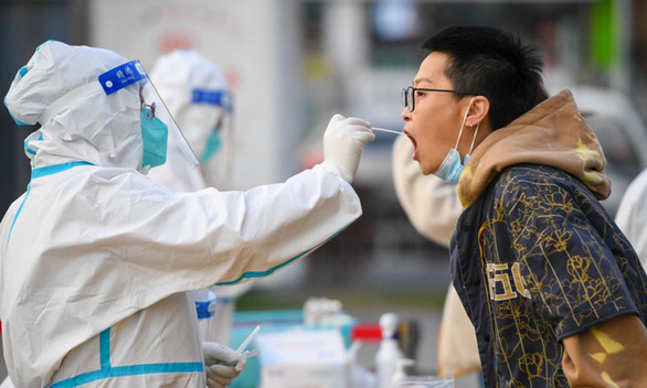 COVID-19 lây lan nhanh tại Trung Quốc, 14 tỉnh ghi nhận ca nhiễm cộng đồng - Ảnh 1.