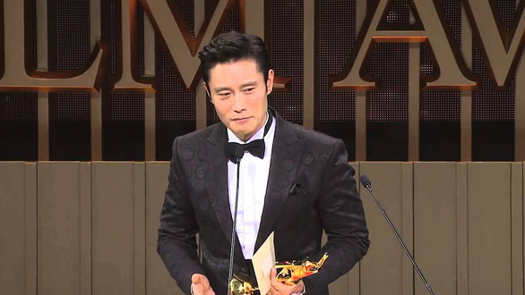 Lee Byung Hun được trao giải thưởng điện ảnh châu Á lần thứ 15 - Ảnh 2.