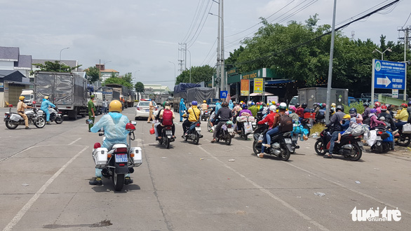 Hàng chục ngàn người tiếp tục về quê, các tỉnh loay hoay lo cơm nước - Ảnh 3.