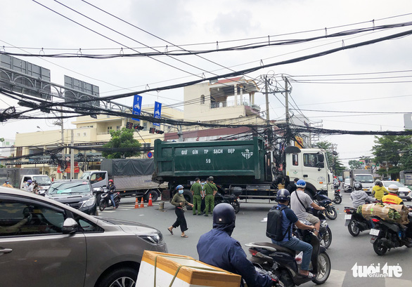 Hai xe máy va chạm, một người bị xe rác chạy cùng chiều cán chết - Ảnh 1.