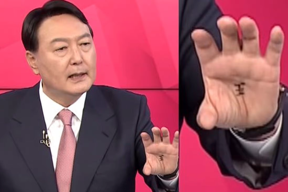 Ứng viên tổng thống Hàn Quốc viết chữ Vương trong lòng bàn tay - Ảnh 1.