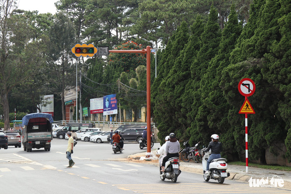 Đà Lạt lắp cột đèn xanh đèn đỏ đầu tiên - Ảnh 1.