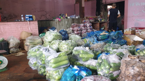 Mua bán quanh chợ đầu mối vẫn nhộn nhịp, tiểu thương chưa mặn mà với mở chợ truyền thống - Ảnh 3. Mua bán quanh chợ đầu mối vẫn nhộn nhịp, tiểu thương chưa mặn mà với mở chợ truyền thống - Ảnh 3.