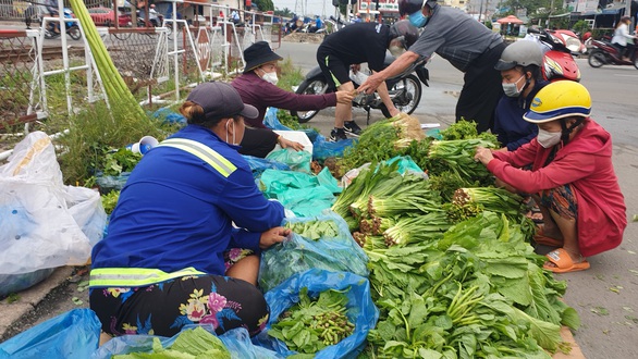Mua bán quanh chợ đầu mối vẫn nhộn nhịp, tiểu thương chưa mặn mà với mở chợ truyền thống - Ảnh 7. Mua bán quanh chợ đầu mối vẫn nhộn nhịp, tiểu thương chưa mặn mà với mở chợ truyền thống - Ảnh 7.