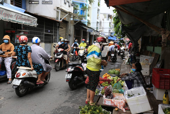 Mua bán quanh chợ đầu mối vẫn nhộn nhịp, tiểu thương chưa mặn mà với mở chợ truyền thống - Ảnh 8. Mua bán quanh chợ đầu mối vẫn nhộn nhịp, tiểu thương chưa mặn mà với mở chợ truyền thống - Ảnh 8.