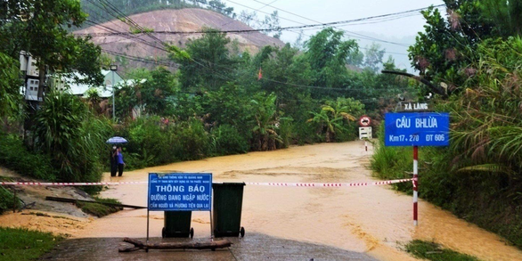Mưa lớn làm ngập đường, sạt lở cô lập nhiều xã vùng cao Quảng Nam - Ảnh 3. Mưa lớn làm ngập đường, sạt lở cô lập nhiều xã vùng cao Quảng Nam - Ảnh 3.