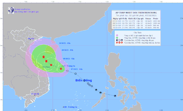 Áp thấp nhiệt đới đi dọc bờ biển Quảng Ngãi - Quảng Trị, có thể mạnh thành bão - Ảnh 1.