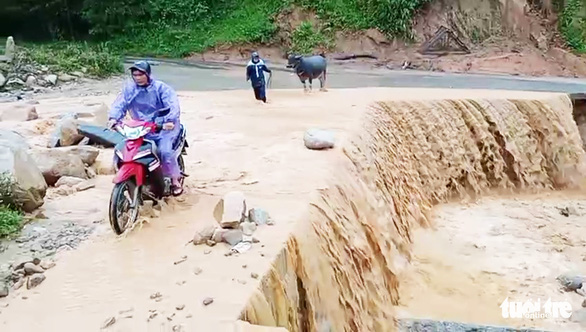 Vạn dặm về quê, thấy được tình người không đong đếm - Ảnh 3.