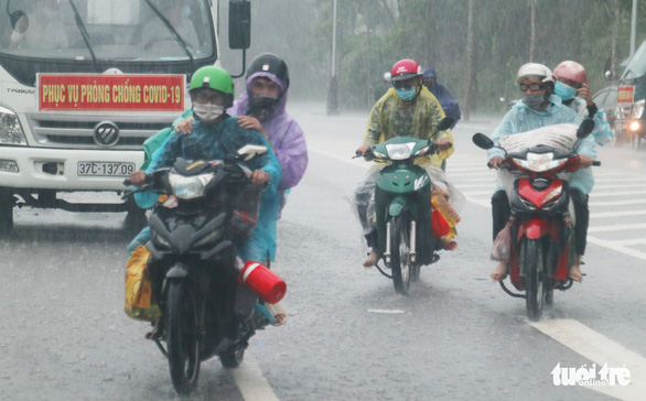 Bà con Nghệ An về quê cách ly được miễn phí ăn ở, xét nghiệm - Ảnh 1.