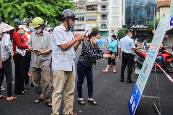 Tiểu thương tại TP.HCM hồ hởi đi xét nghiệm COVID-19 miễn phí - Ảnh 3.