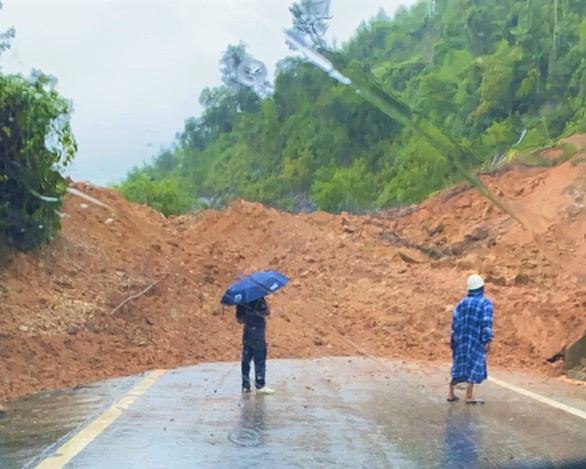 Đèo Khánh Lê sạt lở nghiêm trọng, đường Nha Trang - Đà Lạt ách tắc - Ảnh 1.