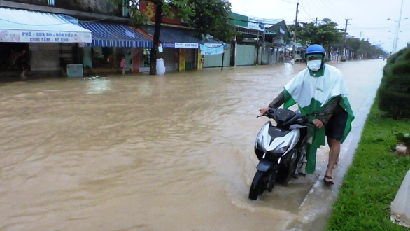 Người dân Nha Trang kêu hồ chứa nước báo một đằng, xả lũ một nẻo - Ảnh 1. Người dân Nha Trang kêu hồ chứa nước báo một đằng, xả lũ một nẻo - Ảnh 1.