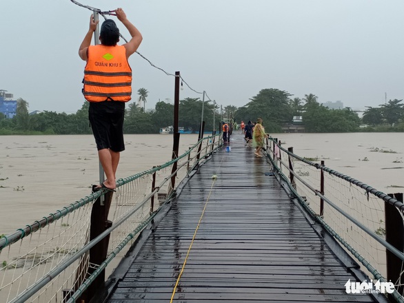 Khánh Hòa mưa lớn gây ngập, sạt lở nhiều nơi - Ảnh 8. Khánh Hòa mưa lớn gây ngập, sạt lở nhiều nơi - Ảnh 8.