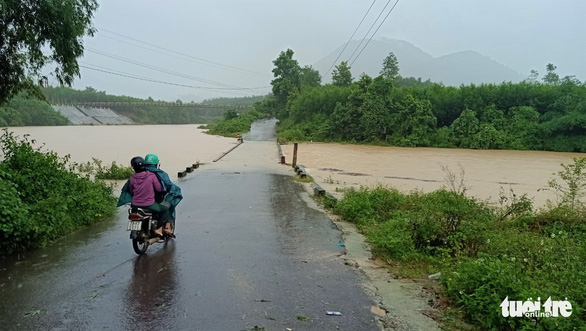 Khánh Hòa mưa lớn gây ngập, sạt lở nhiều nơi - Ảnh 2.