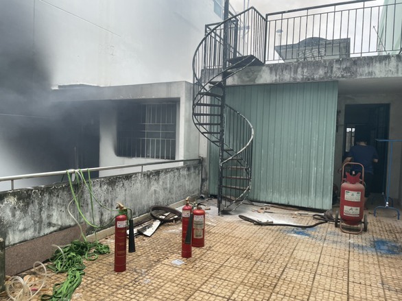 Dùng xe thang cứu 2 người thoát khỏi đám cháy ở quận 5 - Ảnh 4. Dùng xe thang cứu 2 người thoát khỏi đám cháy ở quận 5 - Ảnh 4.