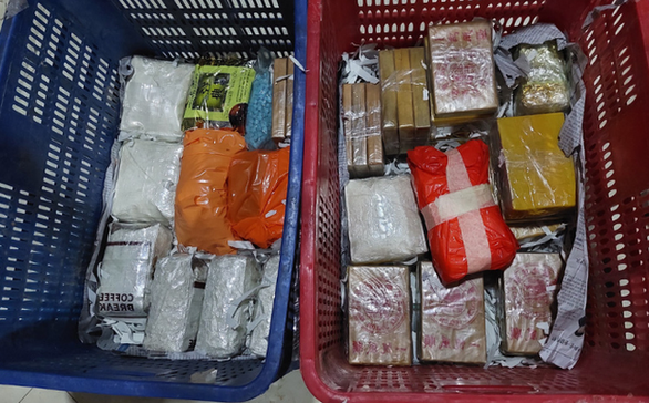 Hai người Campuchia lái xe chở xoài chứa 24kg ma túy vào Long An - Ảnh 2.