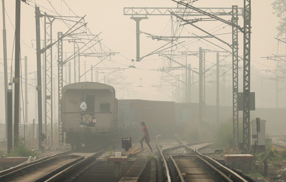 Quá ô nhiễm, người Ấn Độ phải đeo khẩu trang chống bụi trong nhà - Ảnh 3.