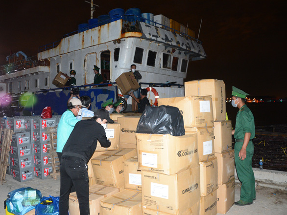 Bộ đội biên phòng, nhân viên y tế từ đất liền lên tàu trong đêm ra hỗ trợ đảo Phú Quý - Ảnh 2.