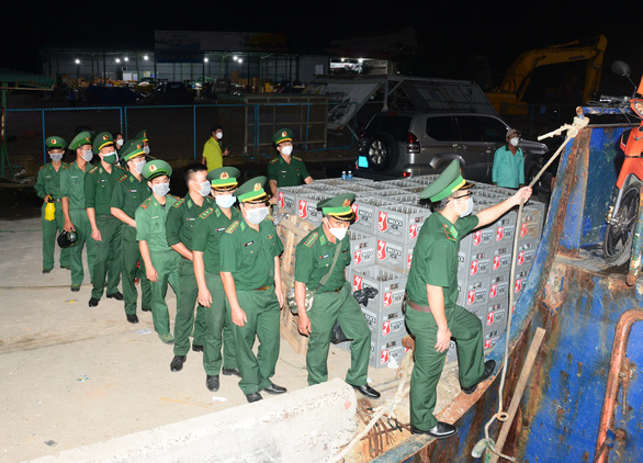 Bộ đội biên phòng, nhân viên y tế từ đất liền lên tàu trong đêm ra hỗ trợ đảo Phú Quý - Ảnh 1.