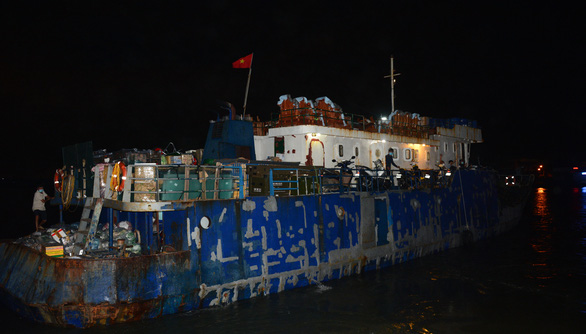 Bộ đội biên phòng, nhân viên y tế từ đất liền lên tàu trong đêm ra hỗ trợ đảo Phú Quý - Ảnh 3.