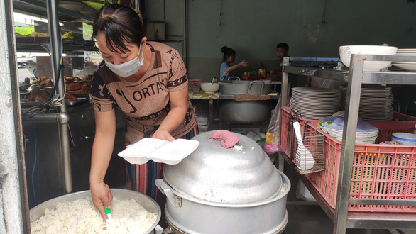 Giá nguyên liệu tăng nhanh, hàng quán bấm bụng tăng giá bán - Ảnh 2.