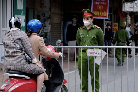 Hà Nội tìm khẩn người đến chợ Đồng Xuân, quán cà phê, quán phở - Ảnh 1.