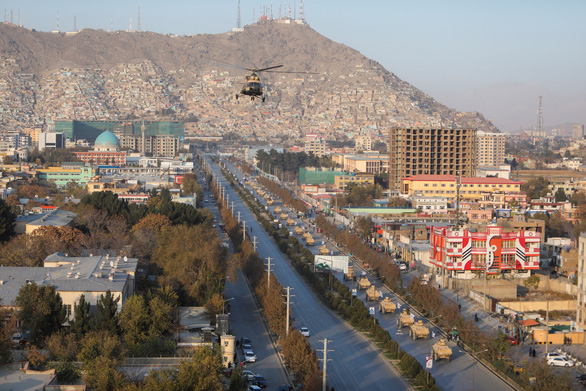Taliban diễu binh với xe bọc thép Mỹ và trực thăng Nga - Ảnh 1.