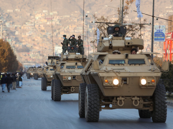 Taliban diễu binh với xe bọc thép Mỹ và trực thăng Nga - Ảnh 2.