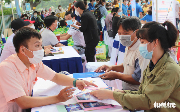 TP.HCM tiếp sức công nhân ngày trở lại - Ảnh 1.