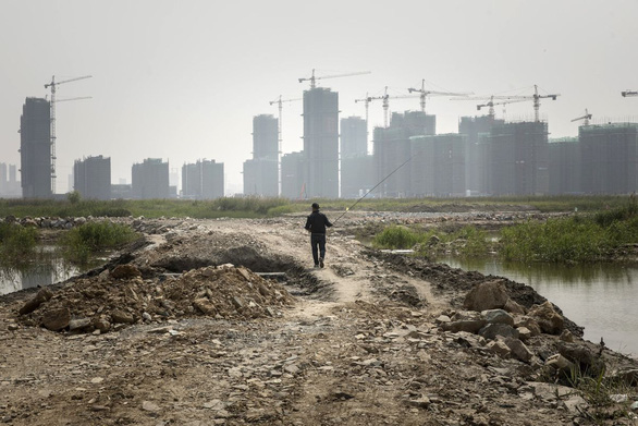 Trung Quốc có nguy cơ giảm tăng trưởng vì bất động sản - Ảnh 1.