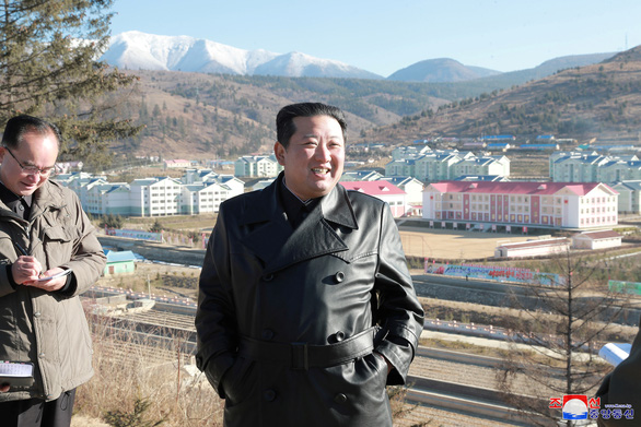 Lãnh đạo Triều Tiên Kim Jong Un tái xuất sau 35 ngày vắng bóng - Ảnh 1.