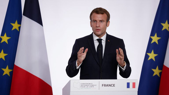 Tổng thống Macron bí mật thay màu quốc kỳ Pháp, dân không hay biết - Ảnh 1.