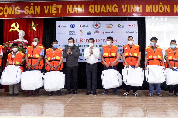 Nguyên Chủ tịch nước Trương Tấn Sang tặng áo phao cho ngư dân Đà Nẵng - Ảnh 1.