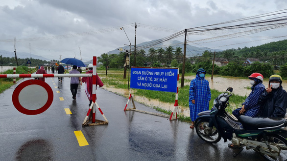 Gần 61.000 học sinh Bình Định không thể đến trường do lũ lụt - Ảnh 1.