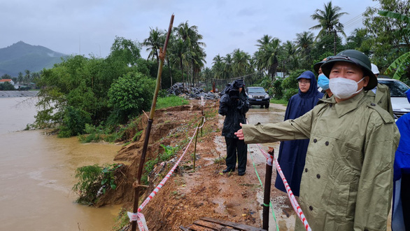 Bờ sông sạt lở uy hiếp nhà dân ở Bình Định, chủ tịch tỉnh trực tiếp chỉ đạo khắc phục - Ảnh 3.
