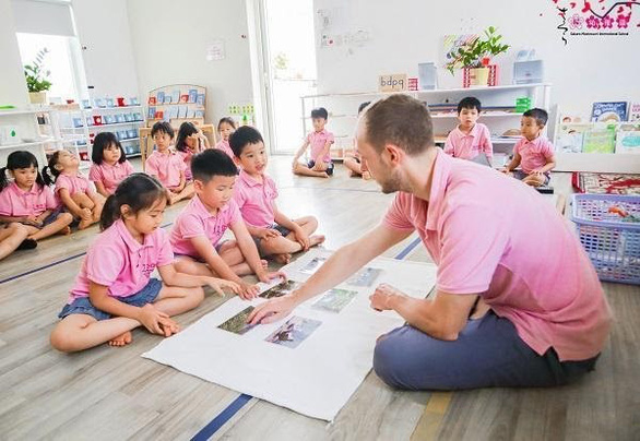 Thầy cô giáo nước ngoài ở Việt Nam: Thương biết bao bức tranh, ly trà sữa học trò tặng ngày 20-11 - Ảnh 2.