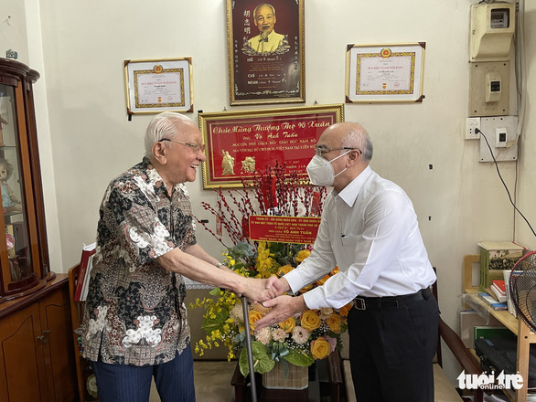 Đồng chí Phan Nguyễn Như Khuê thăm cô giáo lớn tuổi nhân ngày 20/11 - Ảnh 1.