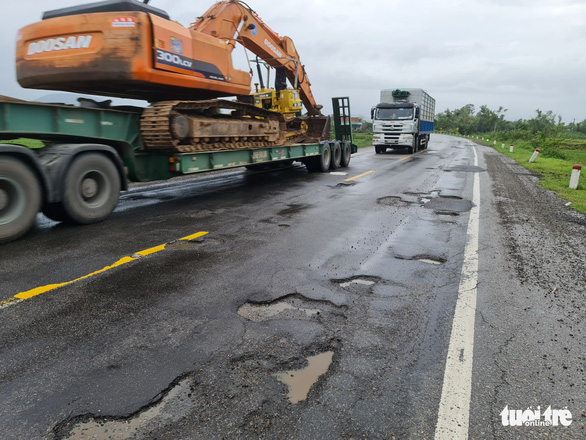 Ổ gà chằng chịt đến mức khó tin trên quốc lộ 1 qua Quảng Ngãi - Ảnh 5.