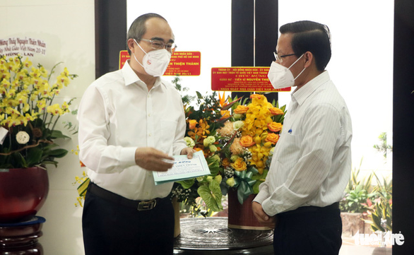 Chủ tịch UBND TP.HCM Phan Văn Mãi thăm gia đình cố giáo sư Nguyễn Thiện Thành - Ảnh 1.