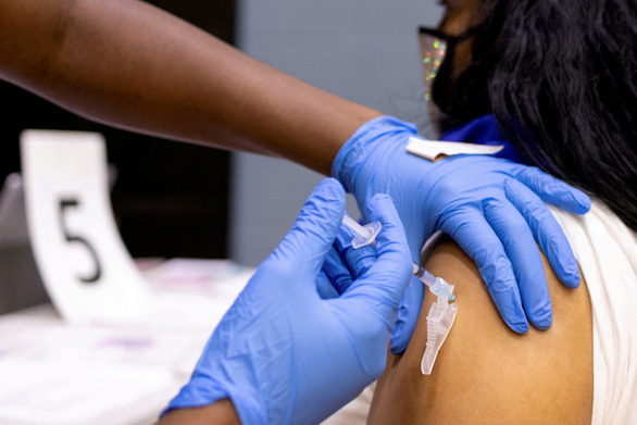 Mỹ phê duyệt khẩn cấp mũi vắc xin tăng cường cho người từ 18 tuổi - Ảnh 1.