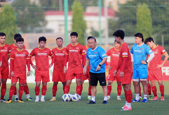 HLV Park Hang Seo triệu tập 33 cầu thủ đội tuyển Việt Nam chuẩn bị AFF Suzuki Cup 2020 - Ảnh 1.