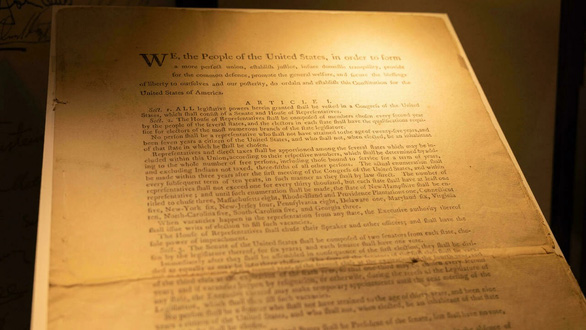 Bản in hiếm hoi của Hiến pháp Mỹ bán với giá 43,2 triệu USD - Ảnh 1.