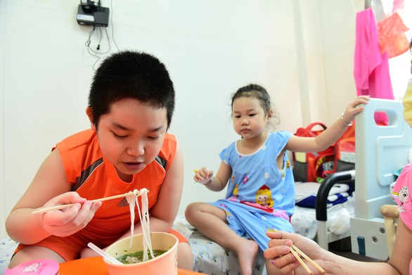 Xe phở yêu thương tới Bệnh viện Nhi đồng TP: Một ngày thật ấm áp - Ảnh 4. Xe phở yêu thương tới Bệnh viện Nhi đồng TP: Một ngày thật ấm áp - Ảnh 4.