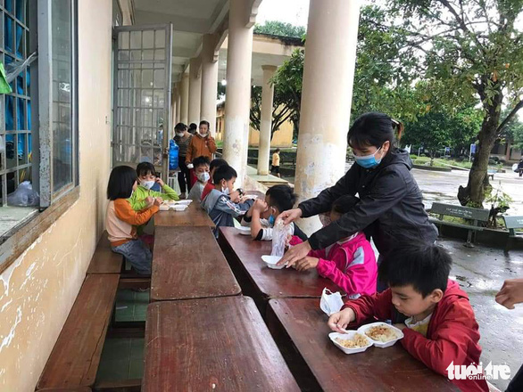 Cận cảnh các em học sinh tiểu học ăn ngủ, sinh hoạt trong khu cách ly tại trường - Ảnh 3.