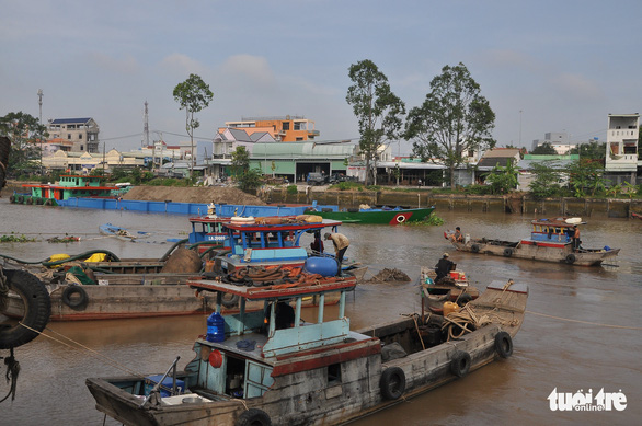 Sà lan chở cát bị chìm trên kênh Chợ Gạo - Ảnh 3.