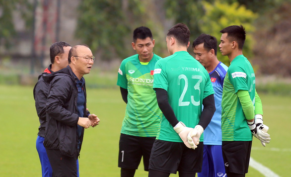 Lần đầu tiên tuyển Việt Nam có 5 thủ môn trong một lần tập trung - Ảnh 2.