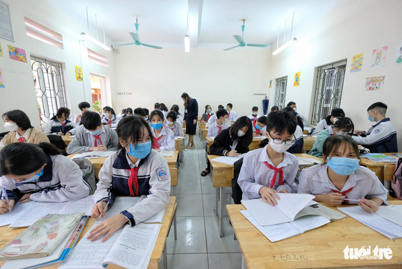 Học sinh THPT ở Hà Nội tựu trường ngày 6/12 - Ảnh 1.