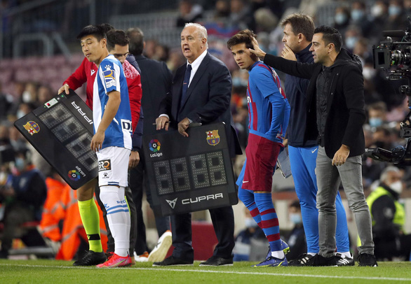 HLV Xavi chào sân với trận thắng của Barca - Ảnh 1.