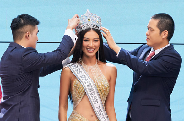 Trang phục bánh tét lá cẩm của Kim Duyên đi thi Miss Universe - Ảnh 1.